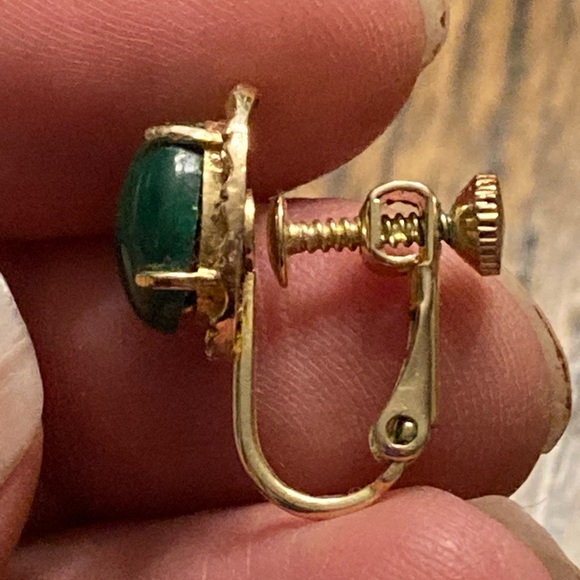 Vintage Malachite Cabochon Screw Back Earrings Gold Tone 1" - Picture 3 of 6